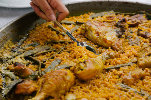 Cuadro en lienzo cooking a paella over a wood fire. Valencia Spain