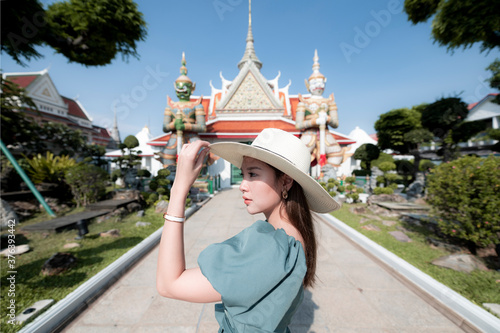 Canvas Print Young Asian woman is enjoy sightseeing and traveling at Wat Arun temple in Bangkok, Thailand