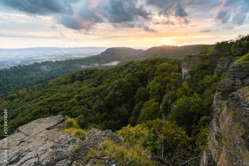 Aussicht von den Hohenstein Klippen bei Sonnenuntergang, Weserbergland, Teutoburger Wald