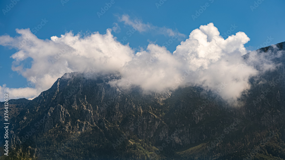 Berg von Wolken bedeckt