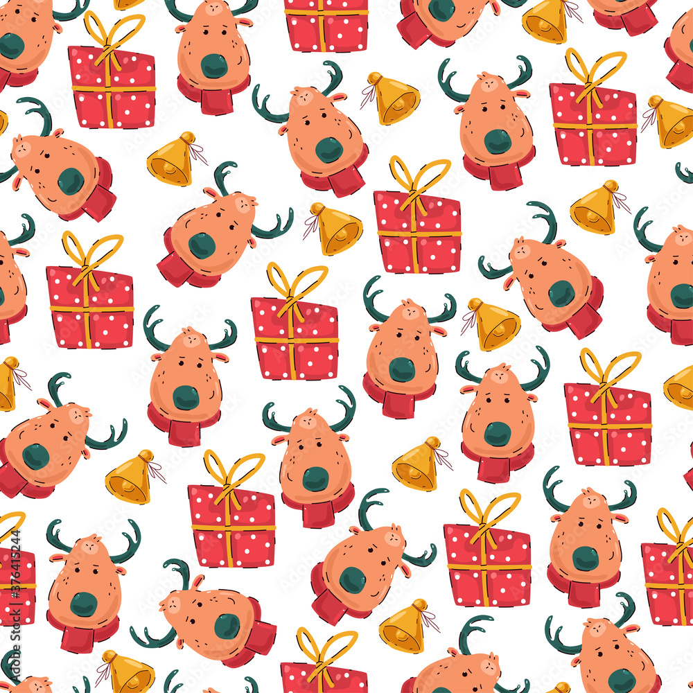 Obraz premium Christmas vector cartoon seamless pattern with reindeer head, gift box and gold bell on a white background.