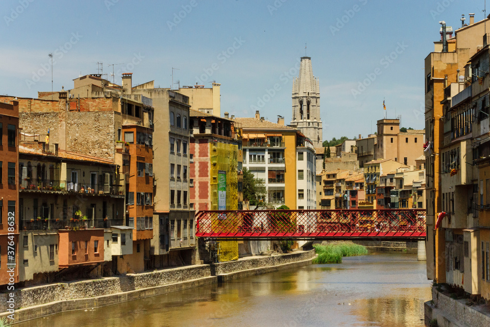 puente de las Peixeterias Velles sobre el rio Onyar, la iglesia de Sant Feliul al fondo,Girona,Catalunya, spain, europa