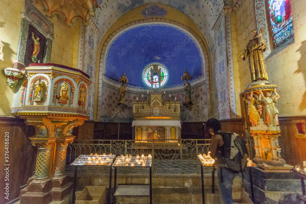 Obraz premium iglesia de Sainte-Marie-Madeleine, Rennes-le-Chateau, departamento del Aude, Languedoc-Roussillon,Francia, europa