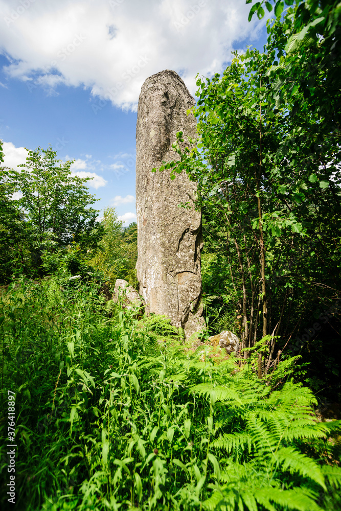 Gran Menhir de Counozouls, valle de Aude, Roussillon, pirineos orientales,Francia, europa Gran Menhir de Counozouls, valle de Aude, Roussillon, pirineos orientales,Francia, europa