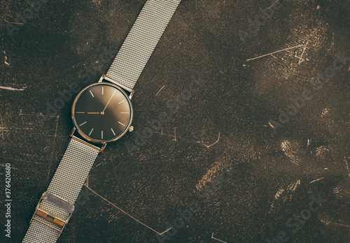 Photos Reloj analogico plateado con fondo en negro