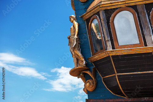 Foto Figurehead (nose shape) is an ornament on nose of sailing vessel, rostrum or caryatid