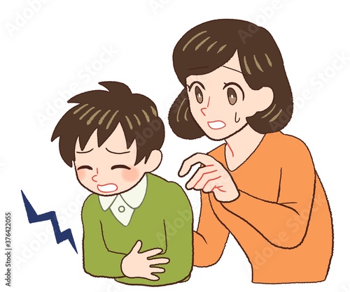 お腹が痛い子供を心配するお母さん