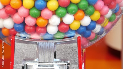 Foto Colorful gumballs in classic vending machine, USA