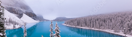 Tableau sur toile Moraine Lake, Alberta with Snow