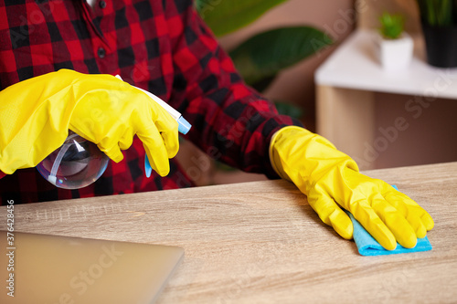 Canvas Print Cleaner tidies up the computer desk in the office