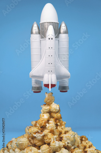 Fototapeta Naklejka Na Ścianę i Meble -  Rocket popcorn on blue color background