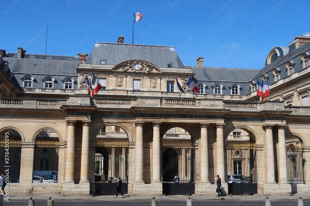 Obraz premium Façade du Conseil d'État français au Palais Royal à Paris (France)