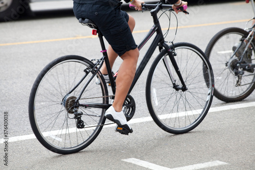 自転車で走行する男性の足元 © Paylessimages