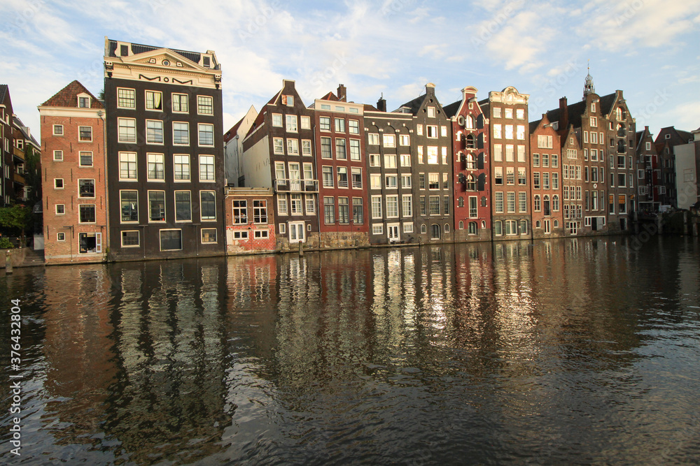 Romantisches Amsterdam; Häuserzeile am Damrak (Rückseite der Warmoesstraat)