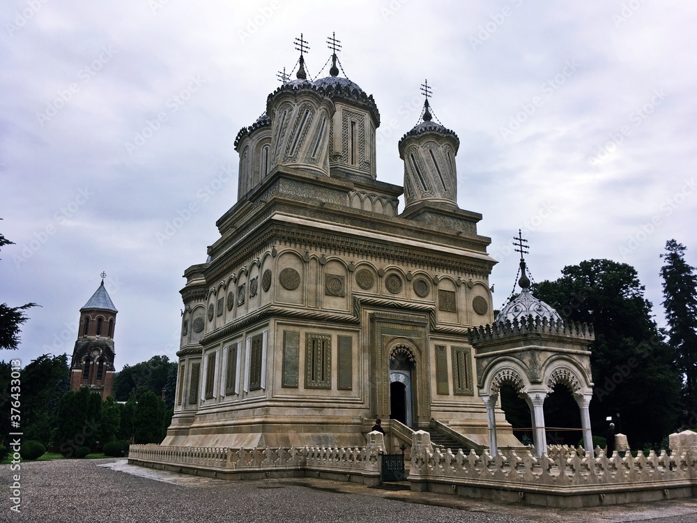 La catedral o monasterio de Curtea de Arges es un templo ortodoxo rumano del siglo XVI ubicado en Curtea de Arges, en la región de Valaquia, Rumanía.