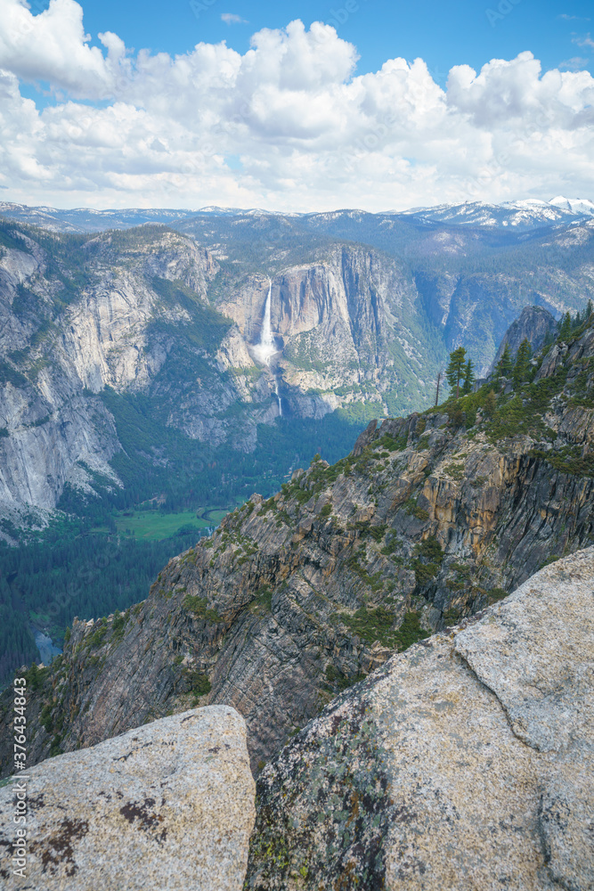 Obraz premium hiking the pohono trail to the taft point, yosemite national park, usa