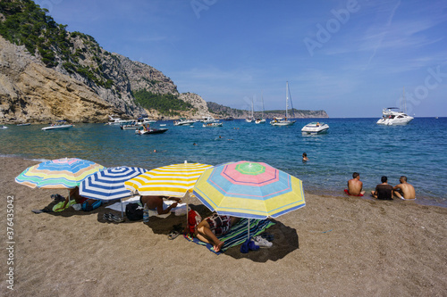 sombrillas en la playa de Es Coll Baix, a los pies del Puig de Sa Talaia, Alcudia,islas baleares, Spain