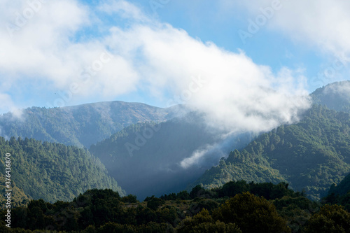 Panorámica de montaña y cielo con algunas nubes en la isla de La Palma, Islas Canarias