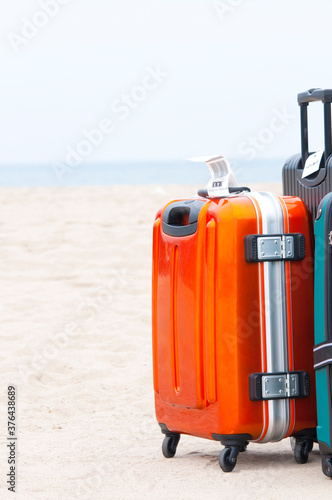 ビーチに置かれたスーツケース