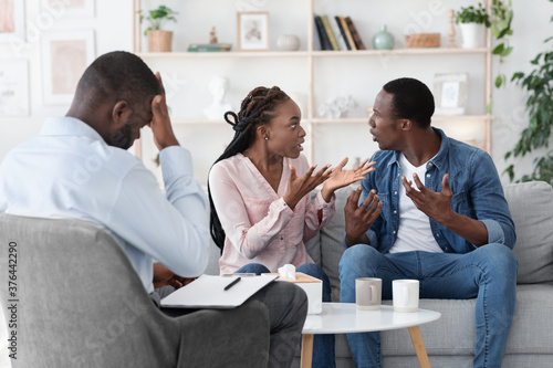 Marriage crisis. Young black spouses arguing at family therapy session © Prostock-studio