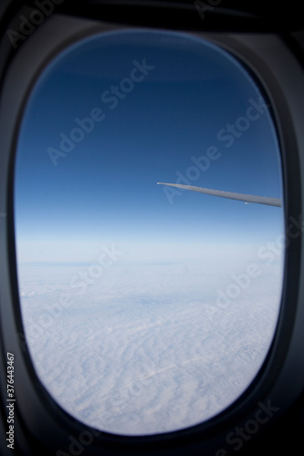 飛行機の窓から見た空
