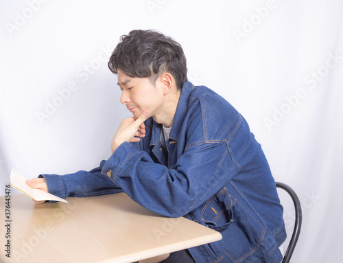 通帳を見る男性