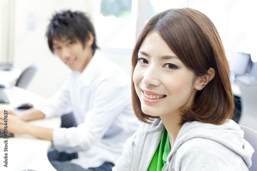 パソコンをする大学生 パソコンをする大学生