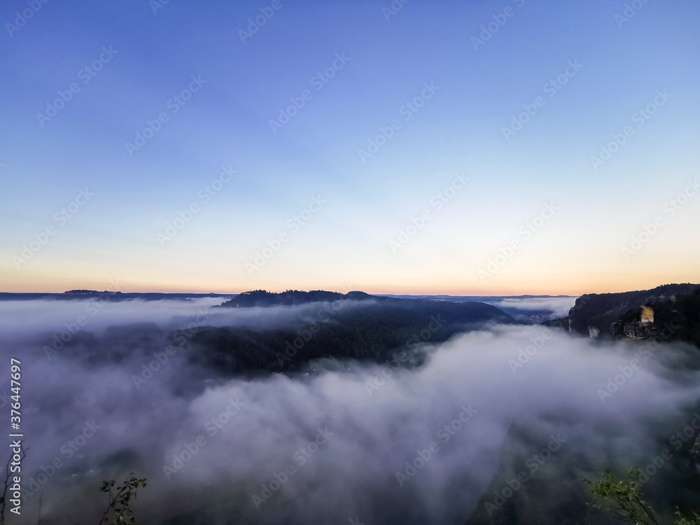 die Sächsische Schweiz im Morgenlicht und Nebel