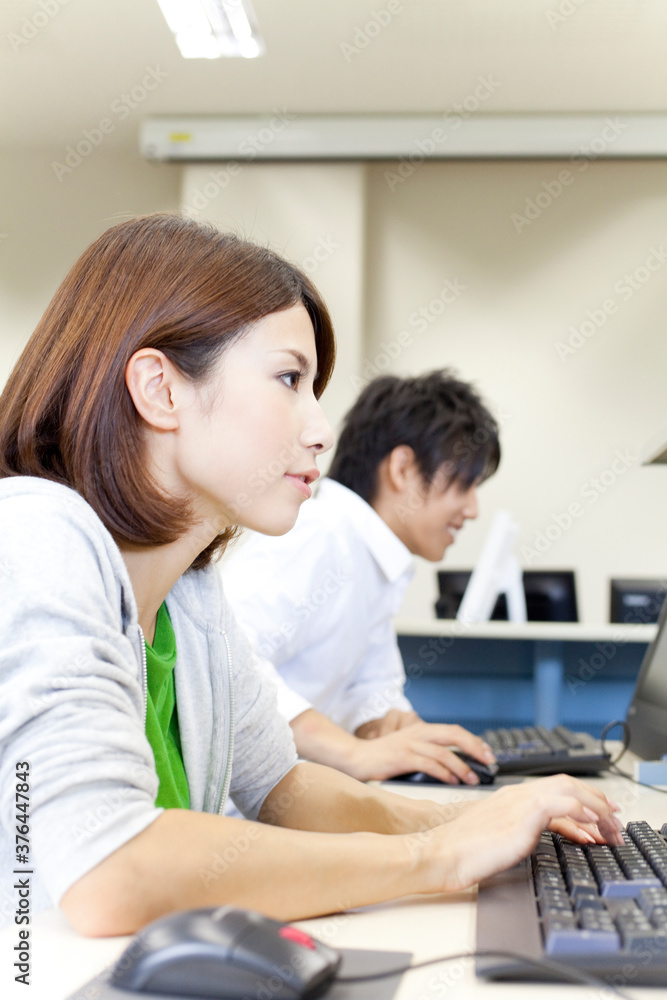 パソコンをする大学生 パソコンをする大学生