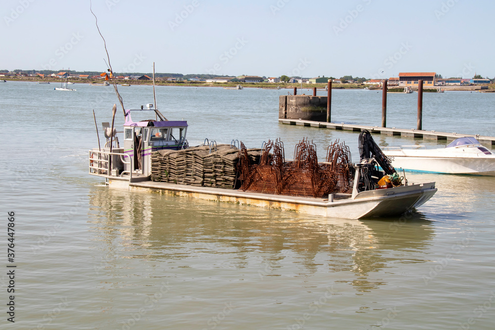 Marennes. Bateau ostréicole au port de la Cayenne. CharenteMaritime