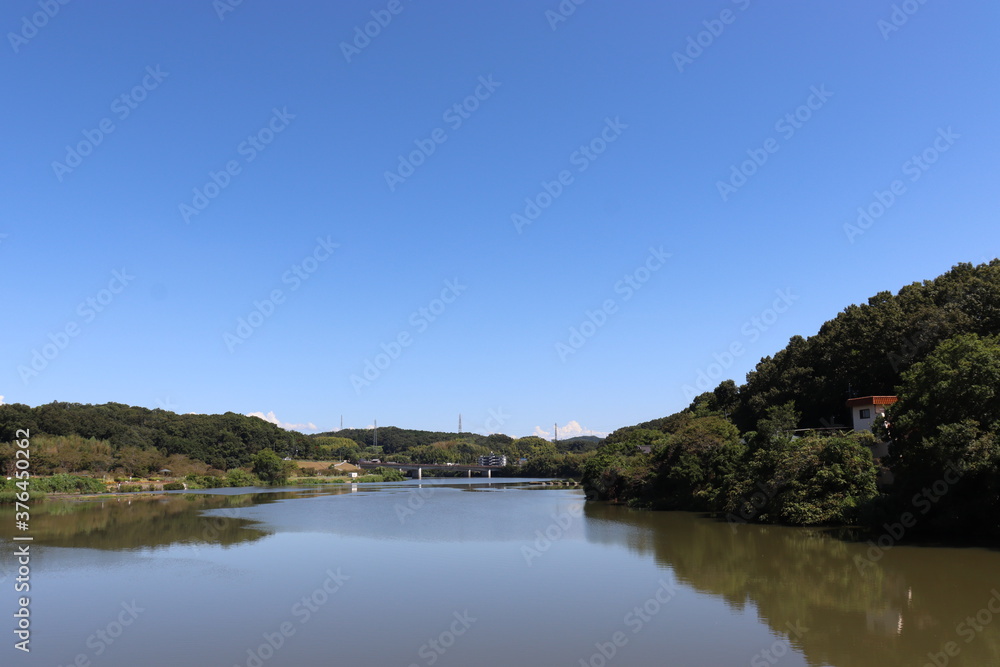 日本の川沿いの公園の景色
