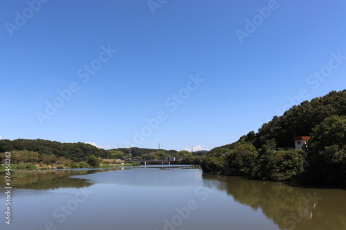 日本の川沿いの公園の景色 © Last Adventurer K