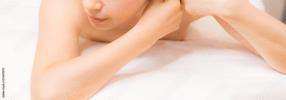 Obraz premium 美容室でエステをしている綺麗な裸の若い女性の上半身