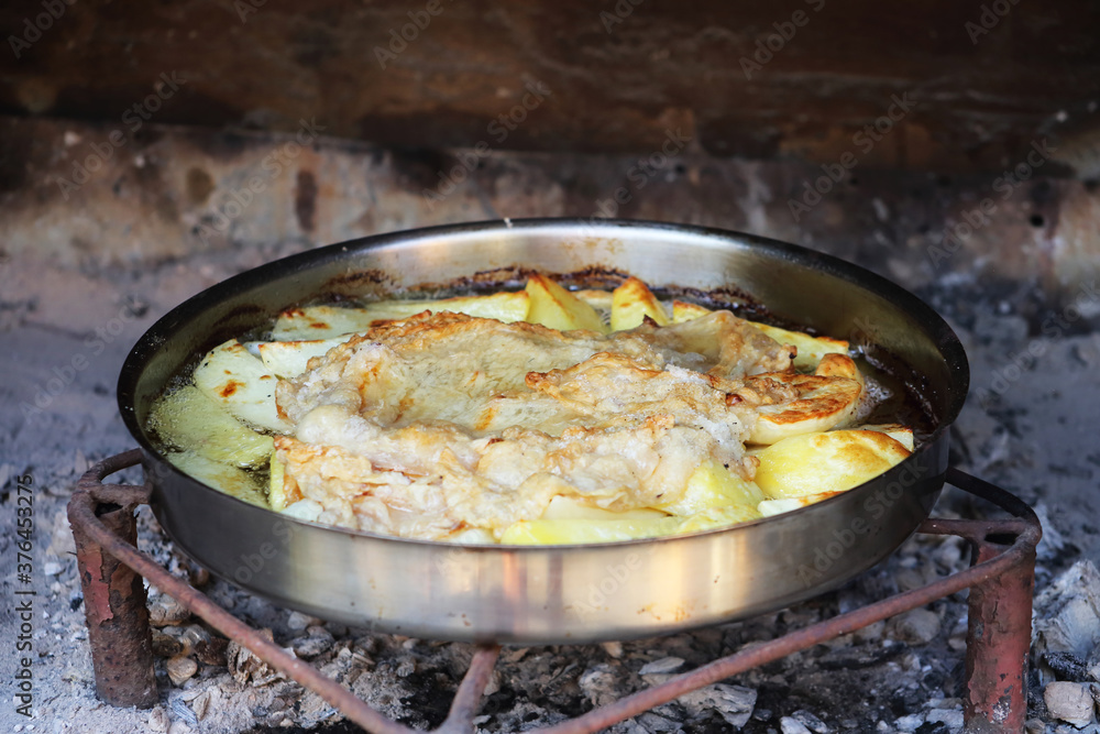 Potatoes with cream and lamb tissue under the sac. Sac is a large metal or ceramic lid like a shallow bell with which bread dough or meat to be baked are covered. Potatoes with cream and lamb tissue under the sac. Sac is a large metal or ceramic lid like a shallow bell with which bread dough or meat to be baked are covered.