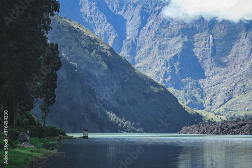 Fototapeta Naklejka Na Ścianę i Meble -  Blue Lake Segara Anak with green cliffs background
