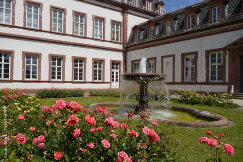 Schalenbrunnen Schloss Philippsruhe in Hanau mit Schlossgarten