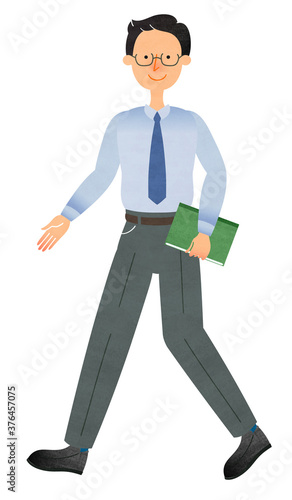 書類を持ちながら笑顔で歩くスーツ姿のメガネの男性