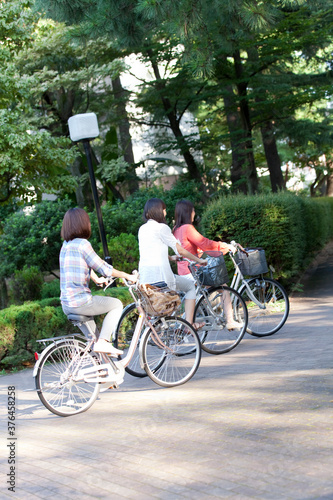 自転車で走る女子大学生