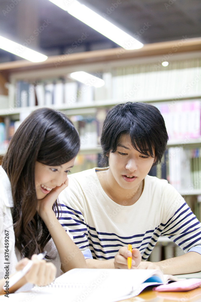Obraz premium 図書室で勉強する大学生