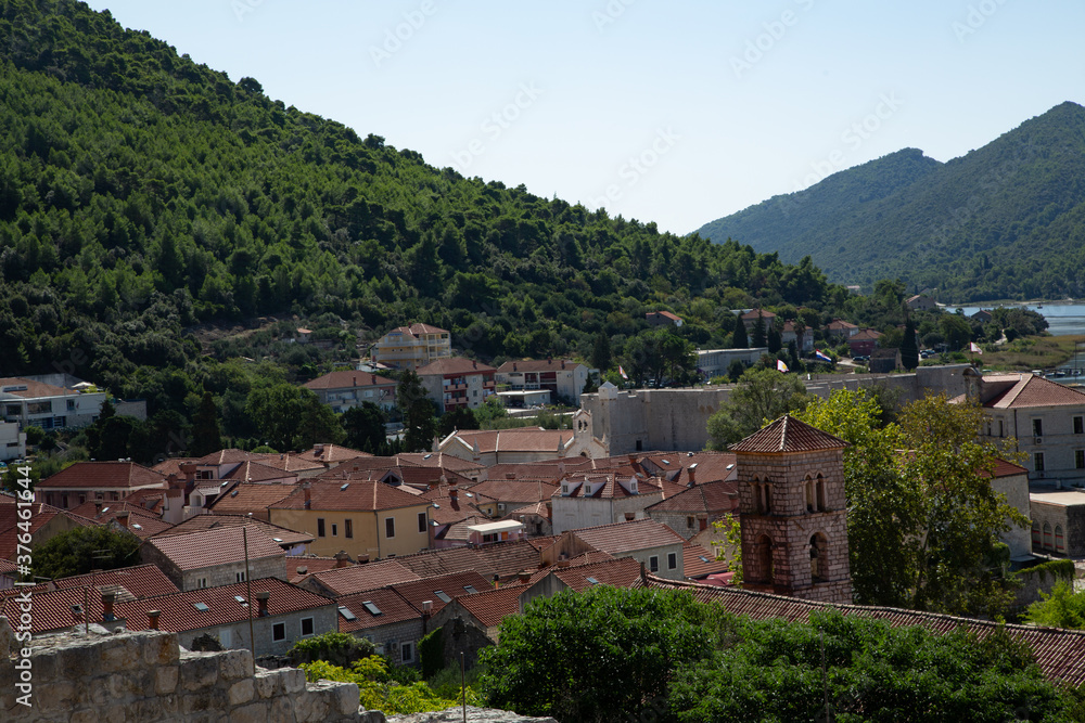 Pueblo medieval con campanario entre montañas
