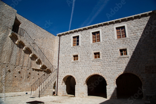 Interior de fortaleza de piedra estilo medieval