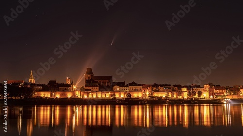 Toruń - Panorama miasta z kometą Neowise