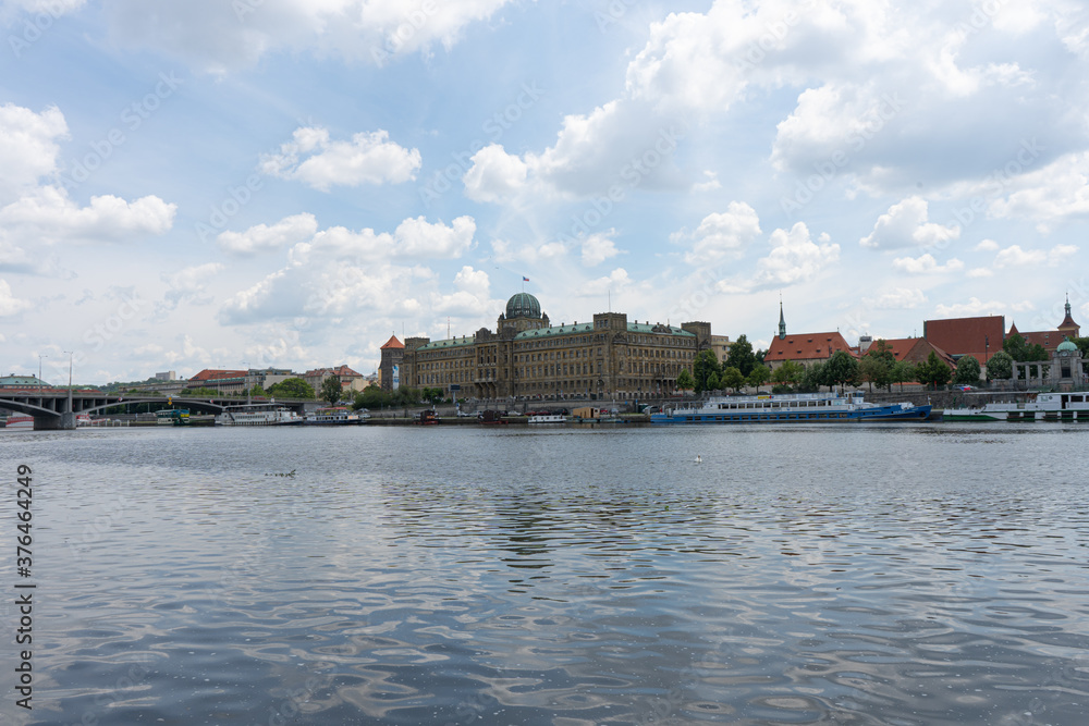 Obraz premium view of the flowing Vltava river in the center of Prague during the day