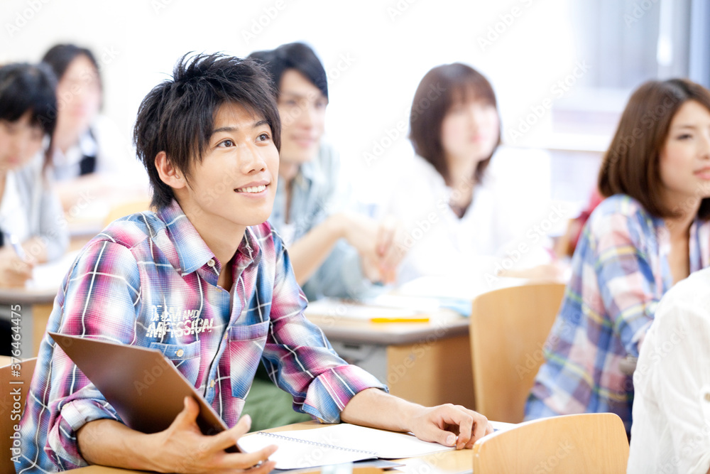 講義を聞く大学生 講義を聞く大学生