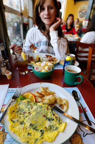 Photography Teenage girl talking while having brunch in a restaurant