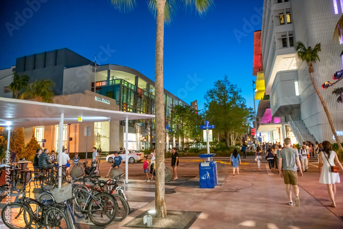 MIAMI BEACH, FL - MARCH 30, 2018: Tourists enjoy Lincoln Road at night © jovannig