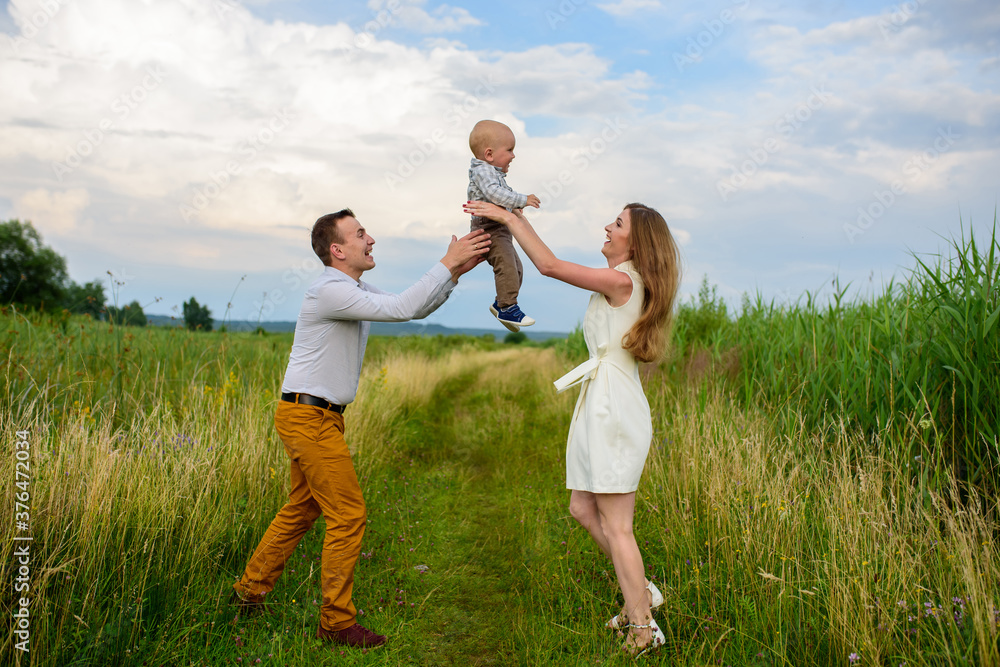 Parents throw their one-year-old son into the sky. Parents throw their one-year-old son into the sky.