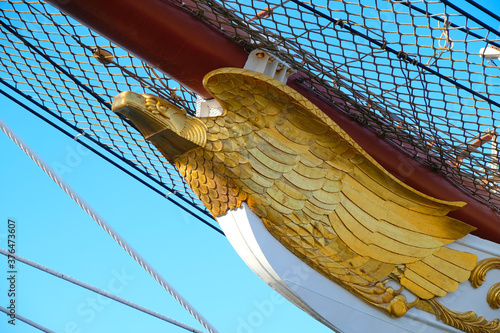 Fotografía Figurehead of a classic sailing ship, close view from the port side