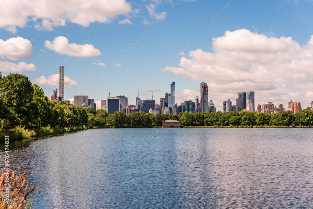Obraz premium View of the NYC skyline from the north side of Central Park.