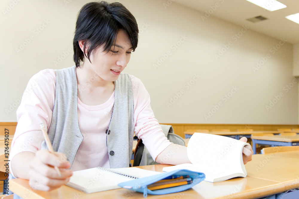 勉強する男子大学生 勉強する男子大学生